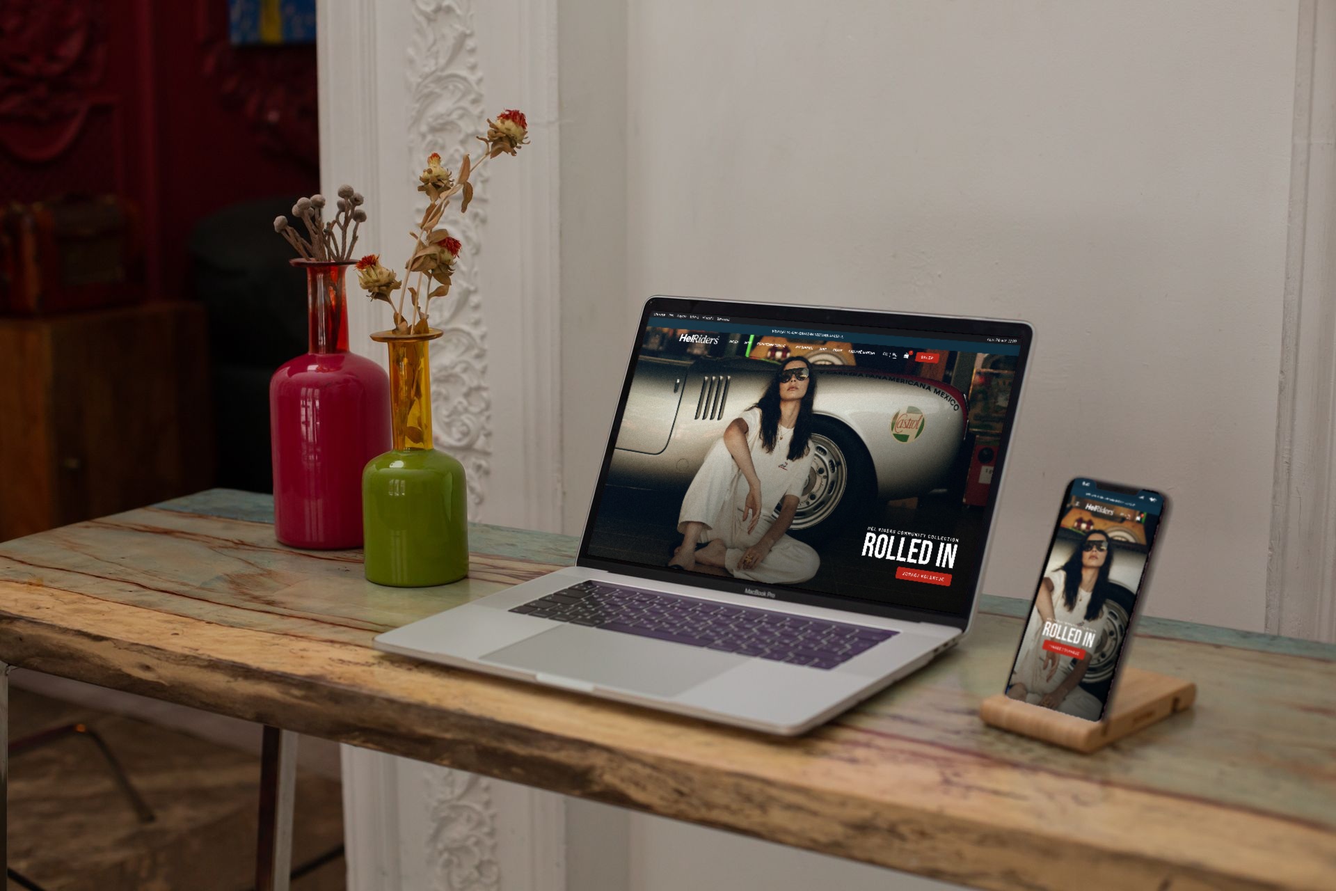 laptop I telefon na biurku, wyświetlają stronę helriders.com